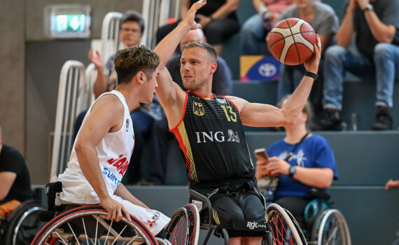 Thomas Böhme mit Ball beim Nations Cup Cologne im Spiel gegen Japan. | Foto: Gero Müller-Laschet