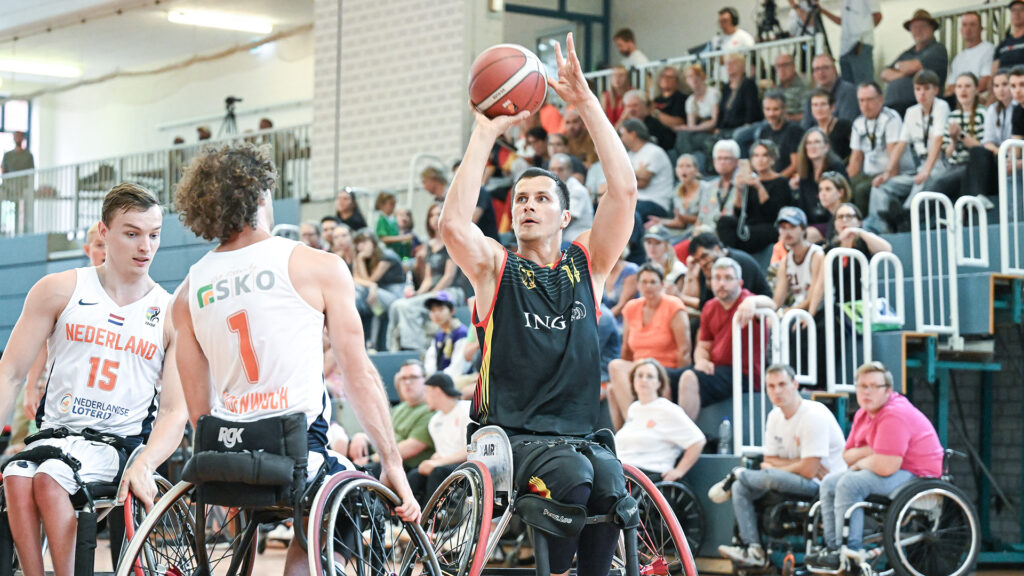Der deutsche Nationalspieler Aliaksandr Halouski (r.) setzt im Finale des Nations Cup Cologne gegen die Niederlande zum Wurf an. | Foto: Gero Müller-Laschet