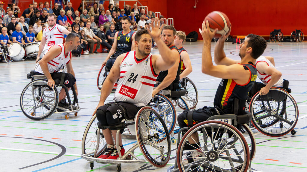 Nico Dreimüller (r.) setzt im Länderspiel gegen Österreich zum Korbwurf an. | Foto: Gregor Pleßmann
