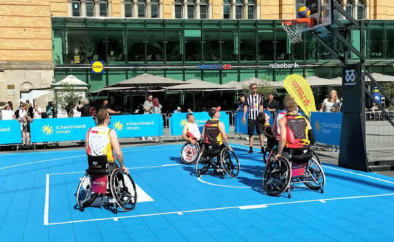 Rollstuhlbasketballer bei einem 3x3-Event vor dem Bahnhof von Hannover. | Foto: Lilly