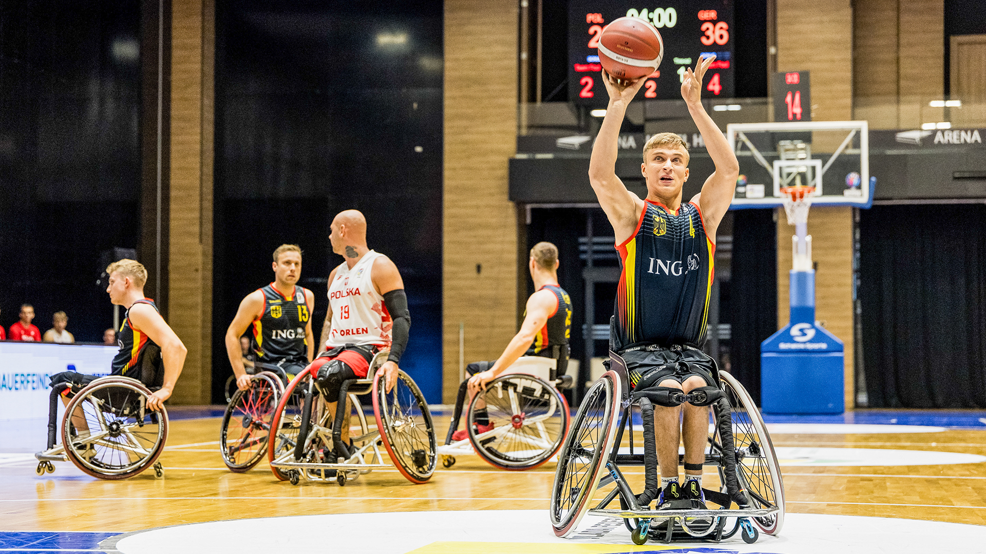 Rollstuhlbasketballer wirft von der Freiwurflinie auf den Korb. | Foto: Steffie Wunderl