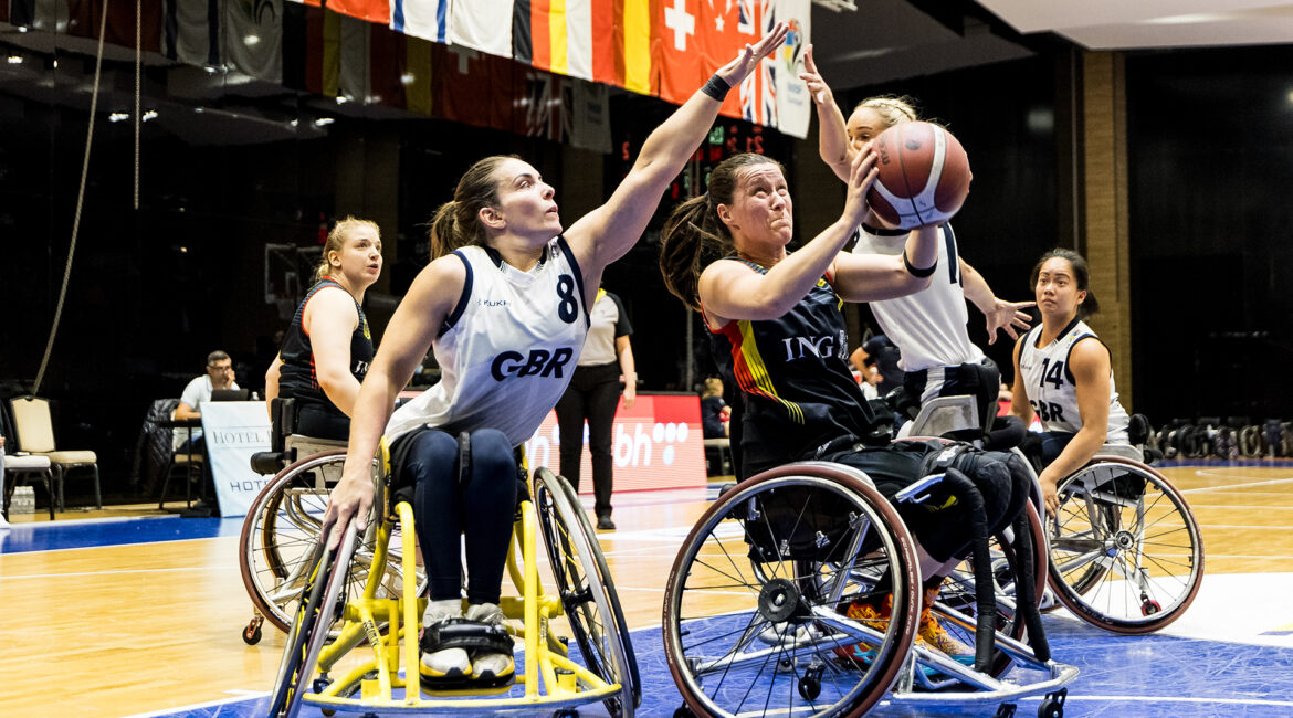 Anne Patzwald ist mit dem Ball auf dem Weg zum Korbwurf. | Foto: Steffie Wunderl