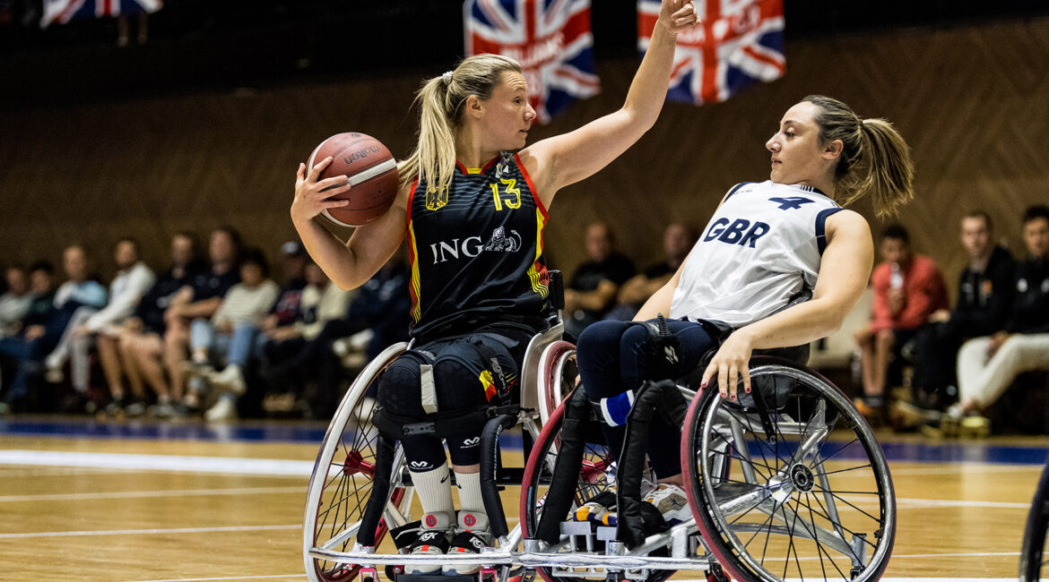 Nationalspielerin Svenja Mayer wird mit dem Ball in der Hand von einer Gegenspielerin bedrängt. | Foto: Steffie Wunderl