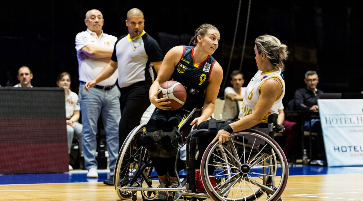 Lena Knippelmeyer mit dem Ball in der Hand und vor einer Gegenspielerin in der Partie gegen Spanien. | Foto: Steffie Wunderl