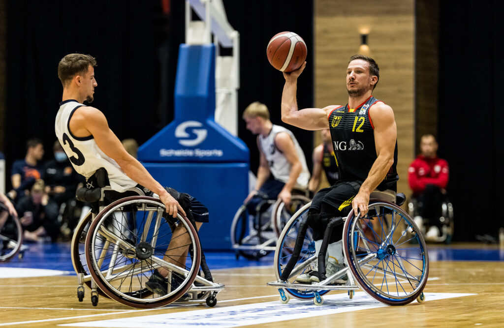 Jens Albrecht hält den Ball in der rechten Hand und sucht nach einer Anspielstation. | Foto: Steffie Wunderl