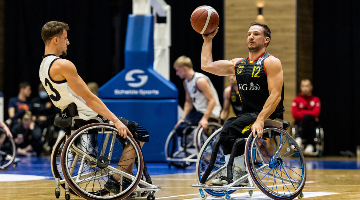 Jens Albrecht hält den Ball in der rechten Hand und sucht nach einer Anspielstation. | Foto: Steffie Wunderl