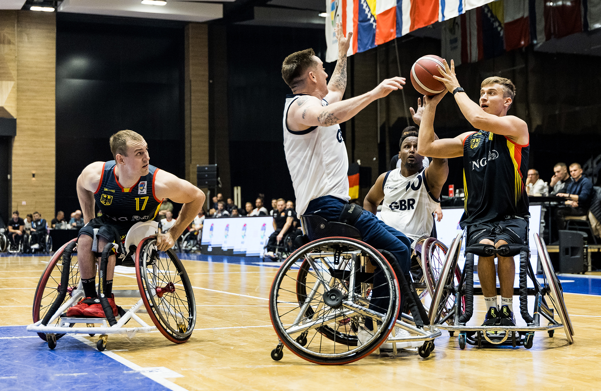 EM-Debütant Maximilian Lammering wird auf dem Weg zum Korb von einem britischen Spieler gestört. | Foto: Steffie Wunderl