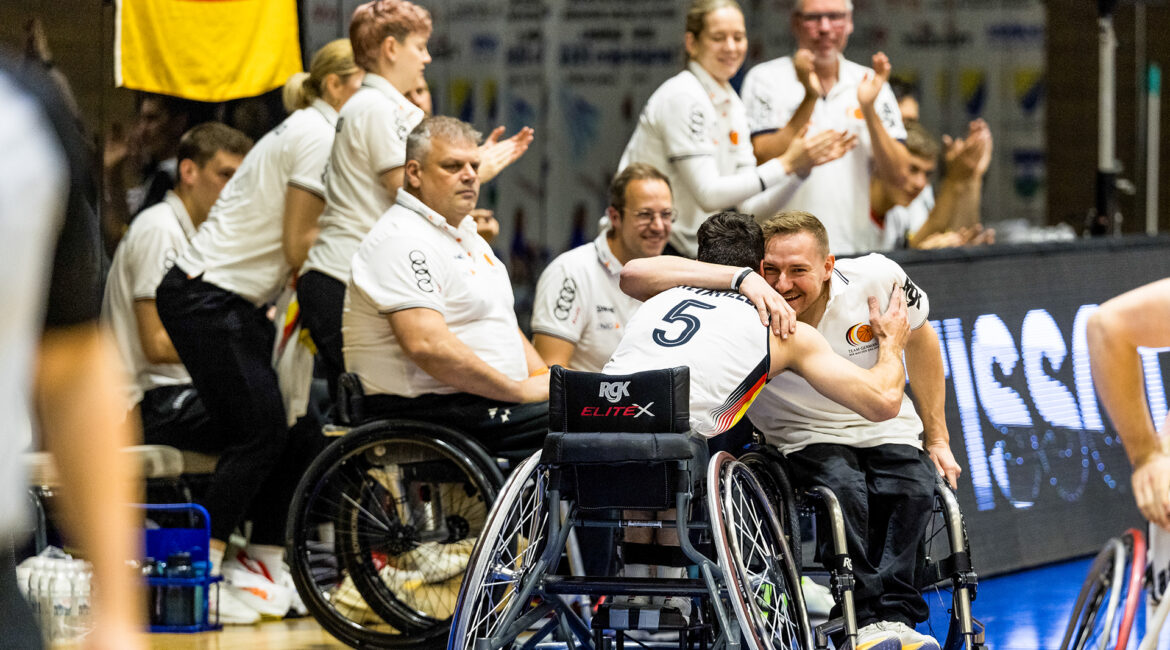 Jan Haller umarmt seinen Spieler Nico Dreimüller nachdem die WM-Quali erreicht wurde. | Foto: Steffi Wunderl
