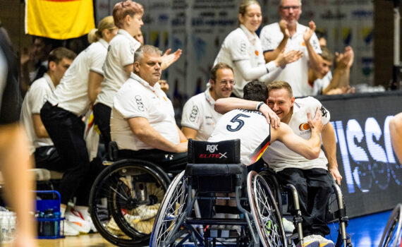 Jan Haller umarmt seinen Spieler Nico Dreimüller nachdem die WM-Quali erreicht wurde. | Foto: Steffi Wunderl