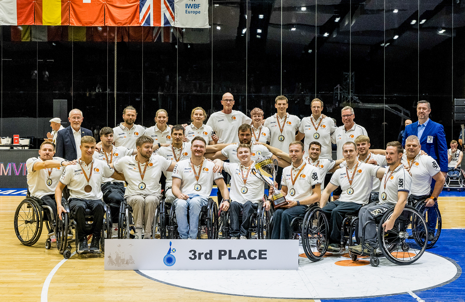 Die deutsche Rollstuhlbasketball-Nationalmannschaft bei der Siegerehrung. | Foto: Steffie Wunderl