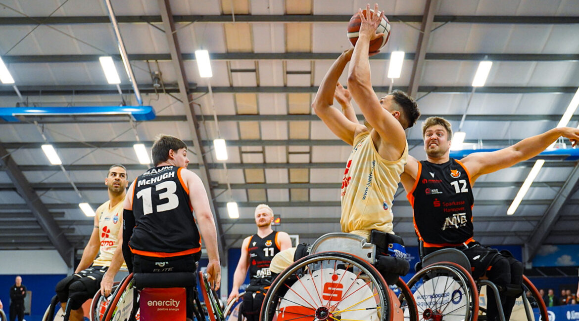 Bulls-Center Aliaksandr Halouski versucht sich im Spiel gegen Hannover United unter dem Korb durchzusetzen. | Foto: Franziska Möller