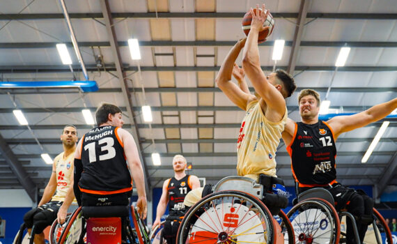 Bulls-Center Aliaksandr Halouski versucht sich im Spiel gegen Hannover United unter dem Korb durchzusetzen. | Foto: Franziska Möller