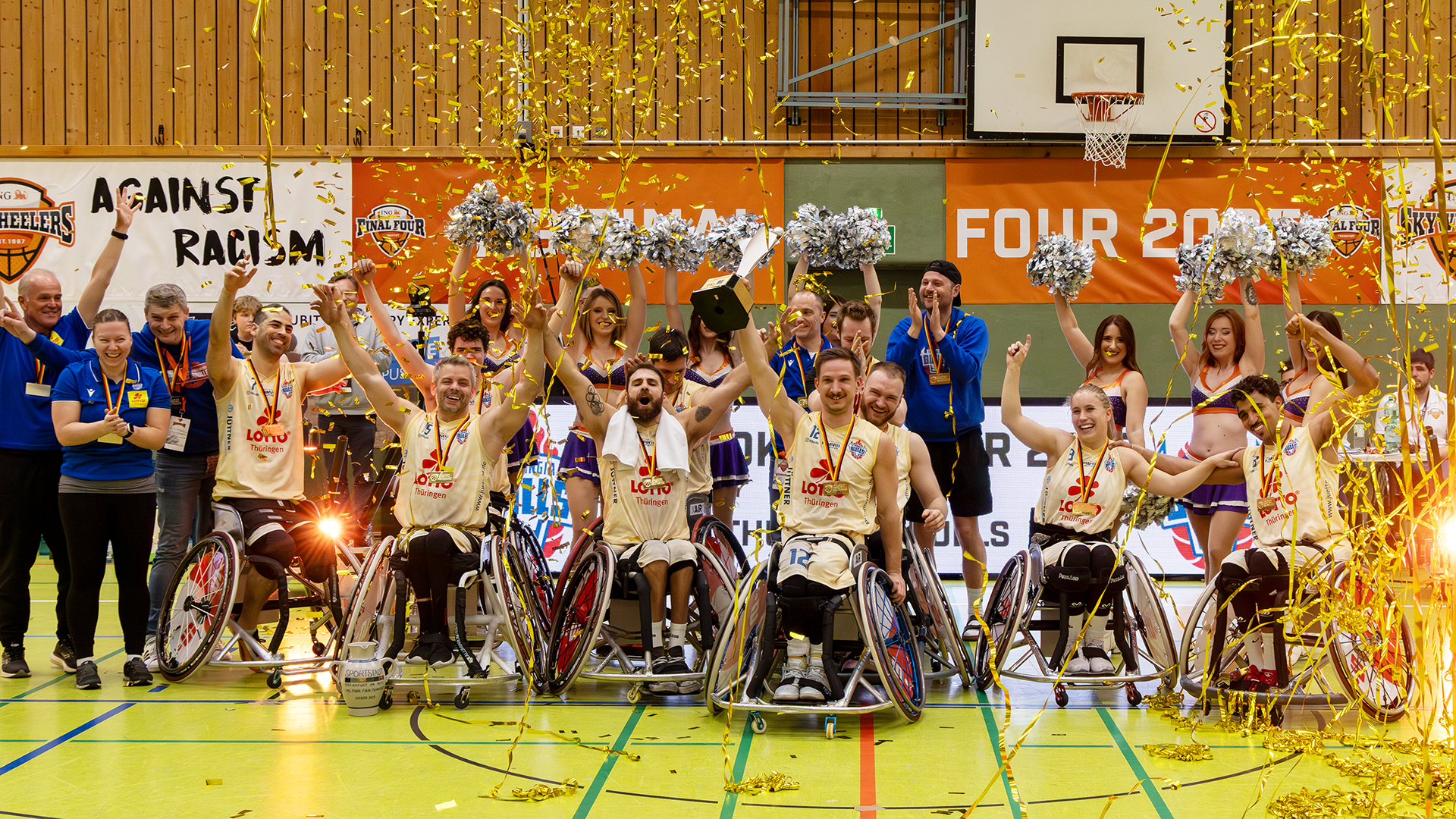 Sieger des RBD-Pokals 2025: RSB Thuringia Bulls im Glitterregen. | Foto: Gregor Pleßmann