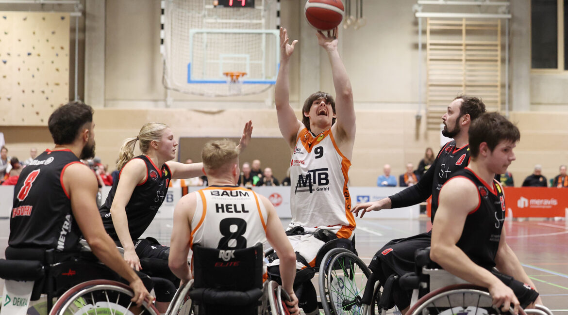 Der Hannoveraner Thomas McHugh beim Korbwurf im Spiel gegen den RSV Bayreuth. | Foto: Hannover United/Nathalie Bonacker
