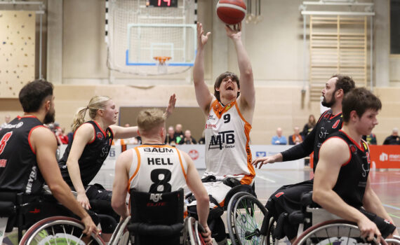 Der Hannoveraner Thomas McHugh beim Korbwurf im Spiel gegen den RSV Bayreuth. | Foto: Hannover United/Nathalie Bonacker