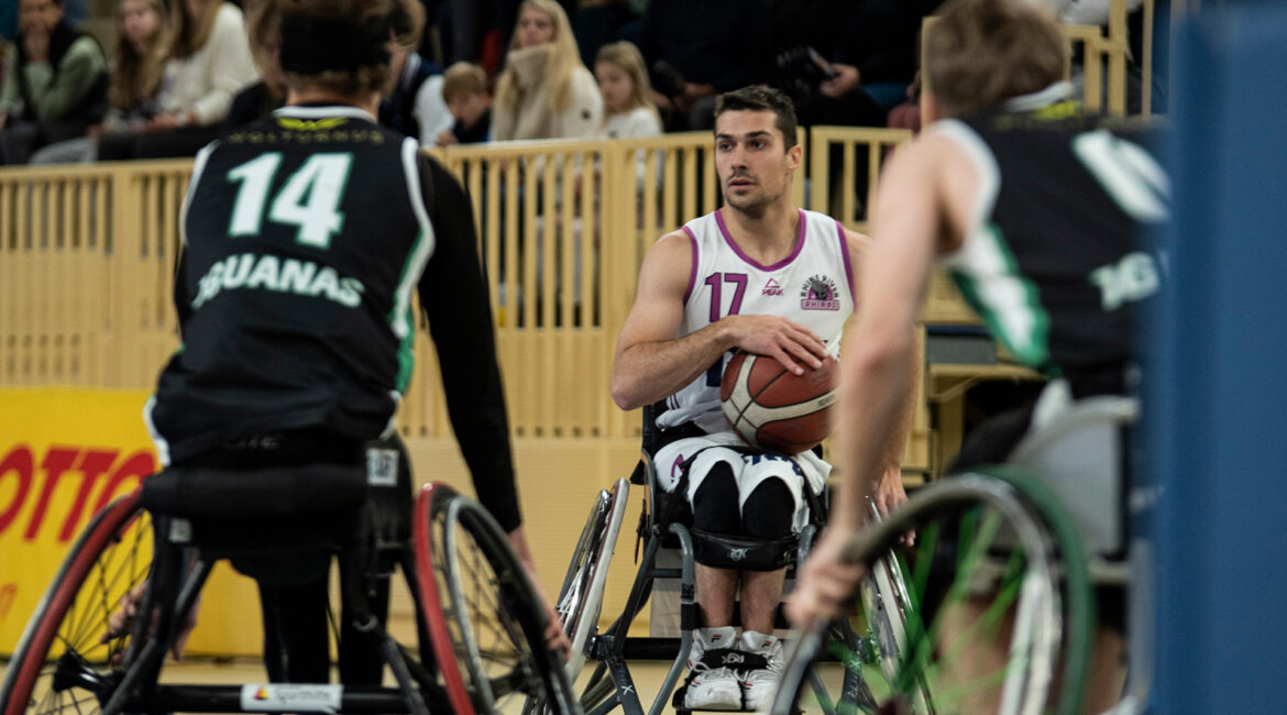 Nico Dreimüller (m.), Topscorer seines Teams, war im Spiel gegen die München Iguanas nicht zu stoppen. | Foto: Ana Sasse