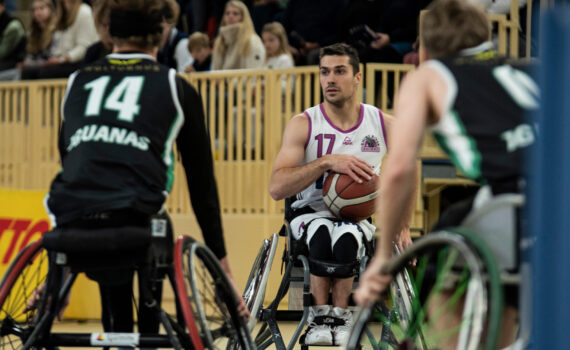 Nico Dreimüller (m.), Topscorer seines Teams, war im Spiel gegen die München Iguanas nicht zu stoppen. | Foto: Ana Sasse