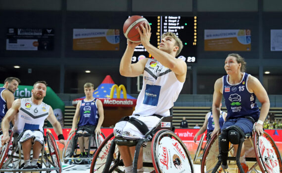 Julian Lammering (#14) beim erfolgreichen Abschluss im letzten Duell in der Buderus Arena gegen den BBC Münsterland. | Foto: Armin Diekmann