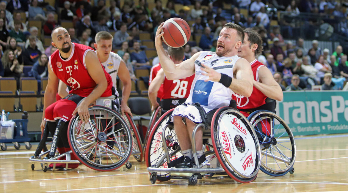 Jannik Blair (Nr. 6) zieht beim letzten Aufeinandertreffen in der Buderus Arena erfolgreich zum Korb. | Foto: Armin Diekmann