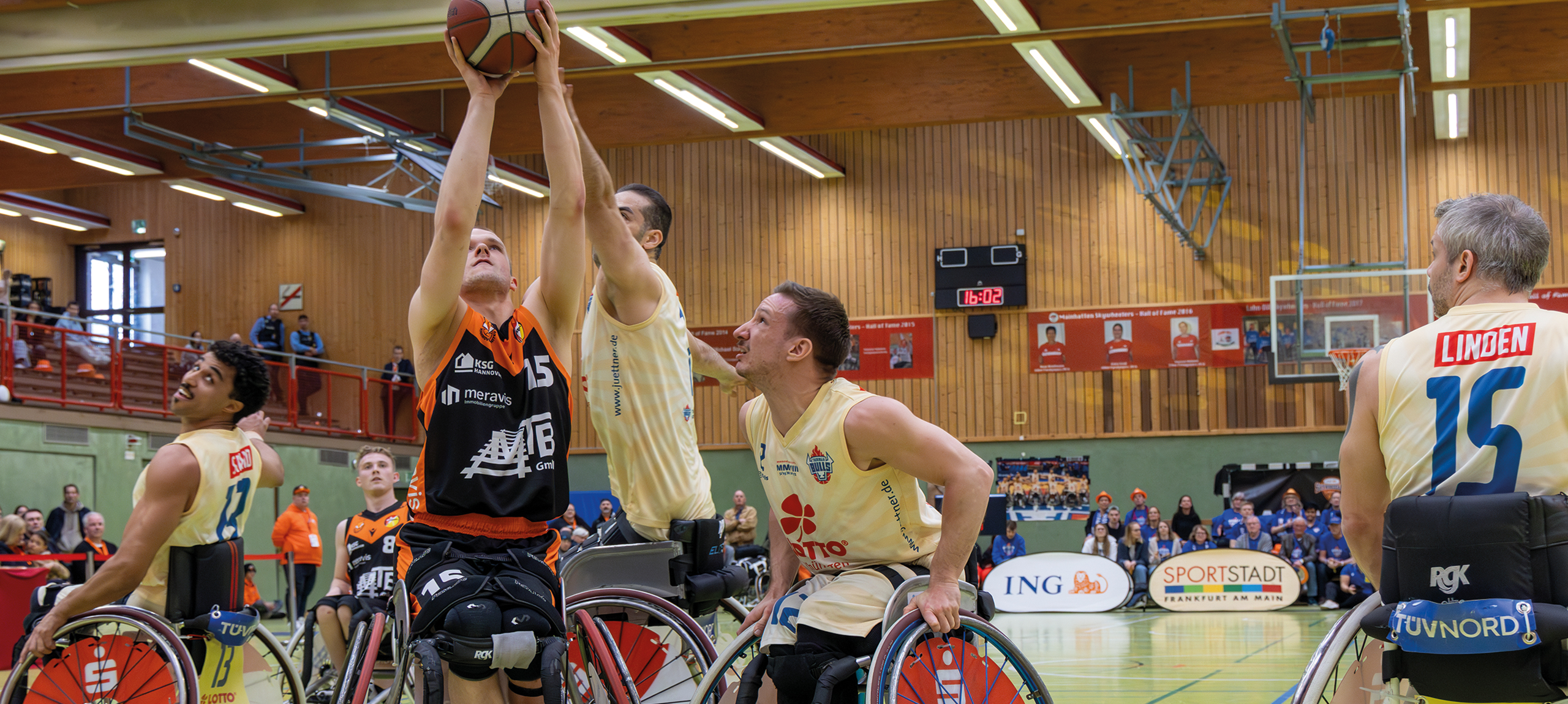 Jakob Krömer von Hannover United versucht sich im Pokalfinale unter dem Korb durchzusetzen. | Foto: Gregor Pleßmann