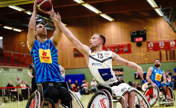 Bulls-Akteur Vahid Azad (l.) im Duell mit RSV-Kapitän Thomas Böhme. | Foto: Franzi Möller (Archiv)