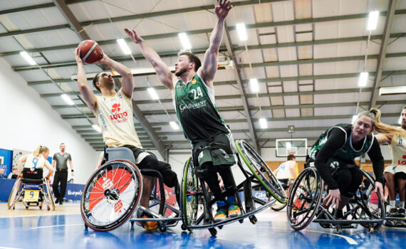 Bundesligapartie Bulls gegen München Iguanas: Vahid Azad (#7) im Duell mit Josef Wernberger (#24). | Foto: Franzi Möller
