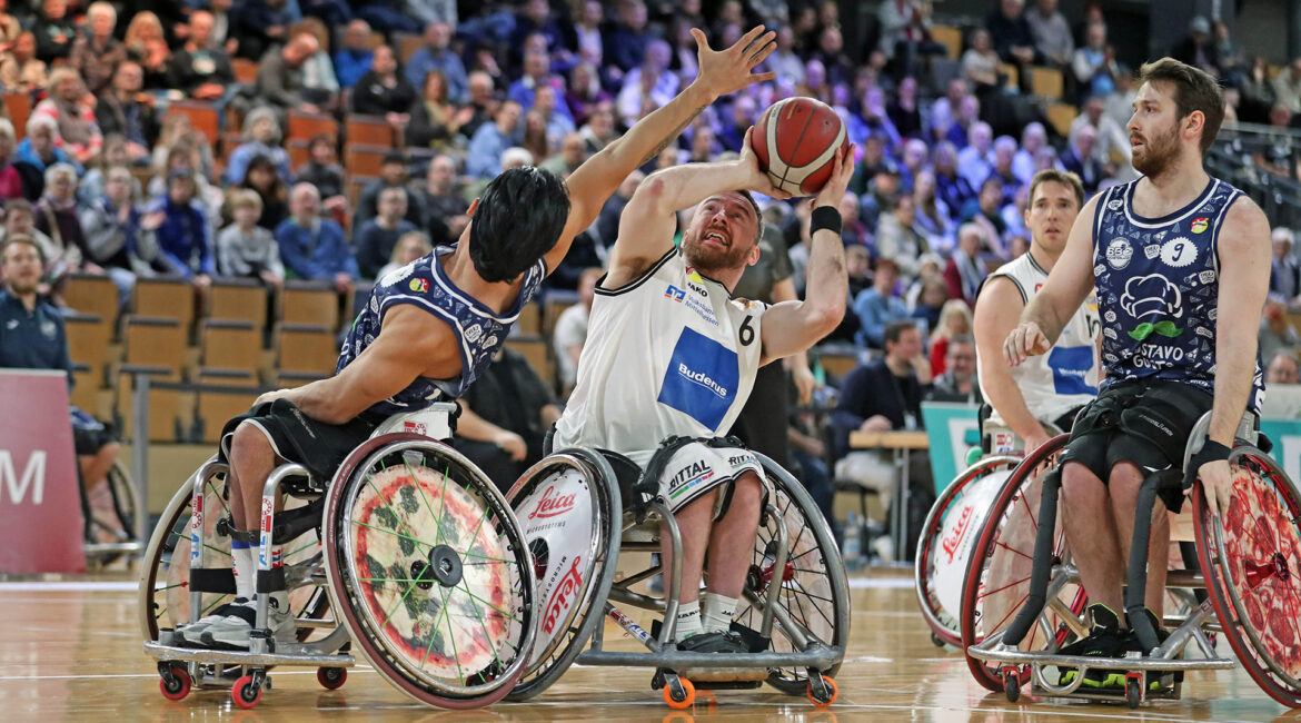 Jannik Blair (#6) setzt sich geschickt gegen seinen ehemaligen Teamkollegen Peyman Mizan (#7) durch. | Foto: Achim Diekmann