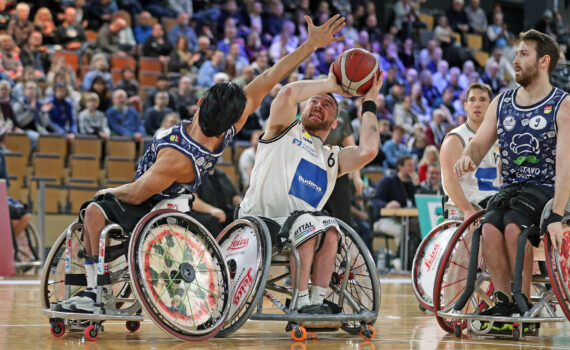 Jannik Blair (#6) setzt sich geschickt gegen seinen ehemaligen Teamkollegen Peyman Mizan (#7) durch. | Foto: Achim Diekmann