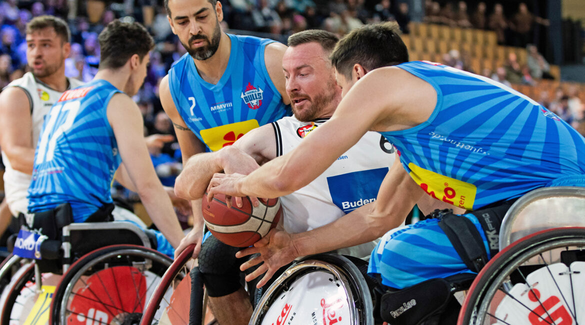 Szene aus dem Bundesliga-Spiel RSV Lahn-Dill gegen die Thuringia Bulls, indem zwei Spieler im Rollstuhl um den Ball kämpfen. | Foto: Armin Diekmann