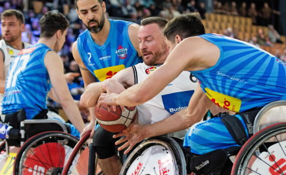 Szene aus dem Bundesliga-Spiel RSV Lahn-Dill gegen die Thuringia Bulls, indem zwei Spieler im Rollstuhl um den Ball kämpfen. | Foto: Armin Diekmann