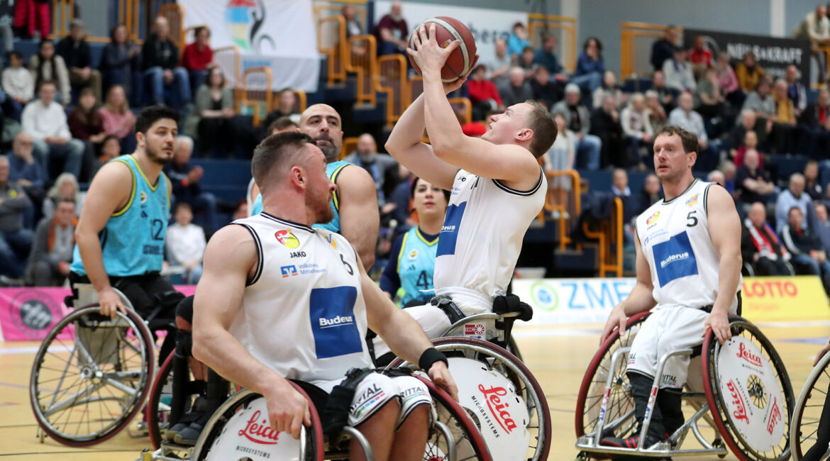 Szene aus einem Rollstuhlbasketballspiel im Champions Cup. | Foto: Armin Diekmann.