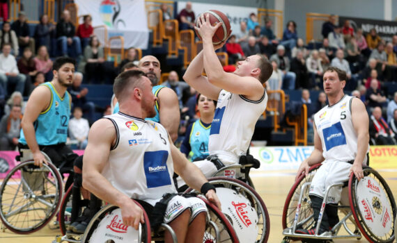 Szene aus einem Rollstuhlbasketballspiel im Champions Cup. | Foto: Armin Diekmann.