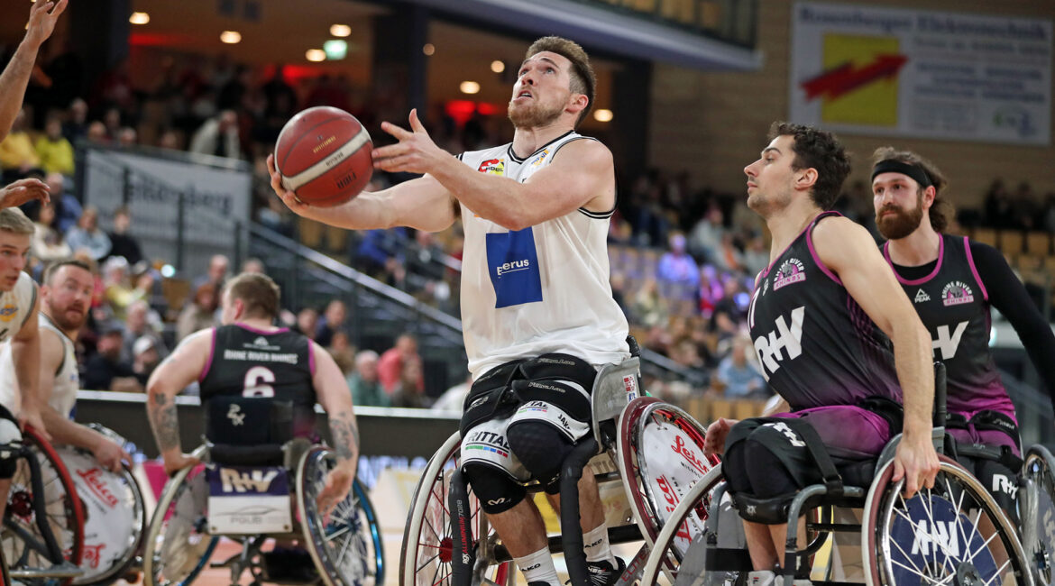 Szene aus dem Bundesligaspiel RSV Lahn-Dill gegen die Rhine River Rhinos, in der RSV Akteur Colin Higgins zum Wurf ansetzt. | Foto: Armin Diekmann