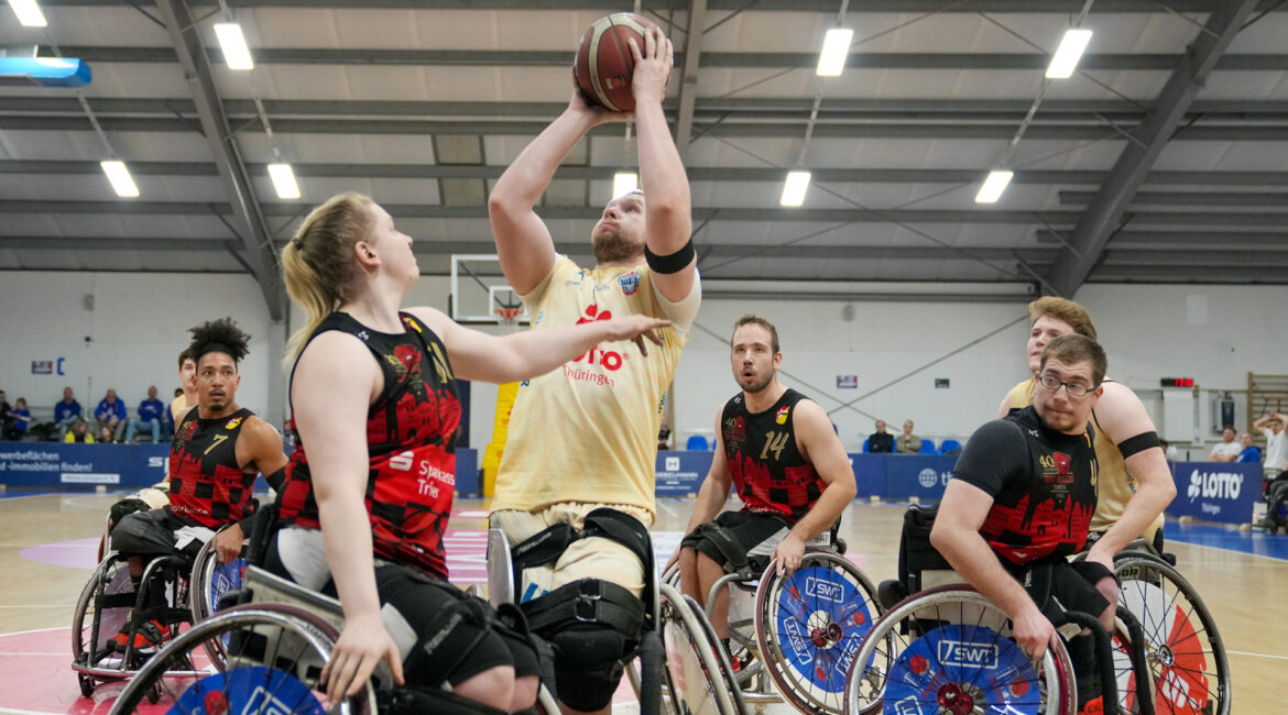 Hubert Hager von den Thuringia Bulls beim Korbwurf im Pokalviertelfinale gegen die Doneck Dolphins Trier. | Foto: Franz Möller