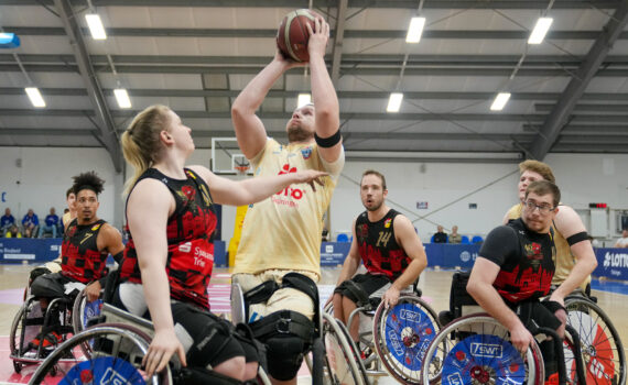 Hubert Hager von den Thuringia Bulls beim Korbwurf im Pokalviertelfinale gegen die Doneck Dolphins Trier. | Foto: Franz Möller