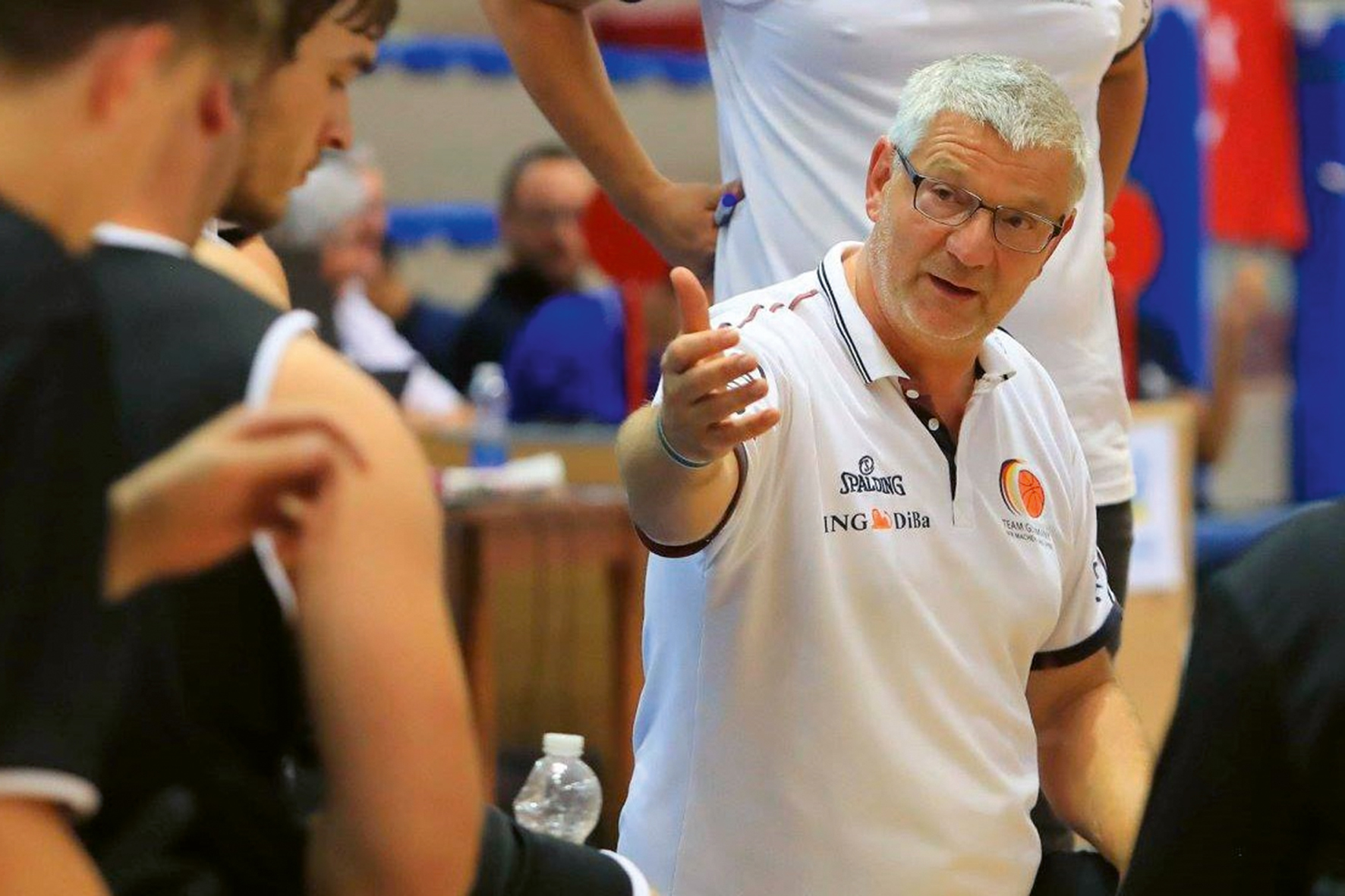 U23-Cheftrainer Peter Richarz im Austausch mit seinen Spielern. | Foto: Privat