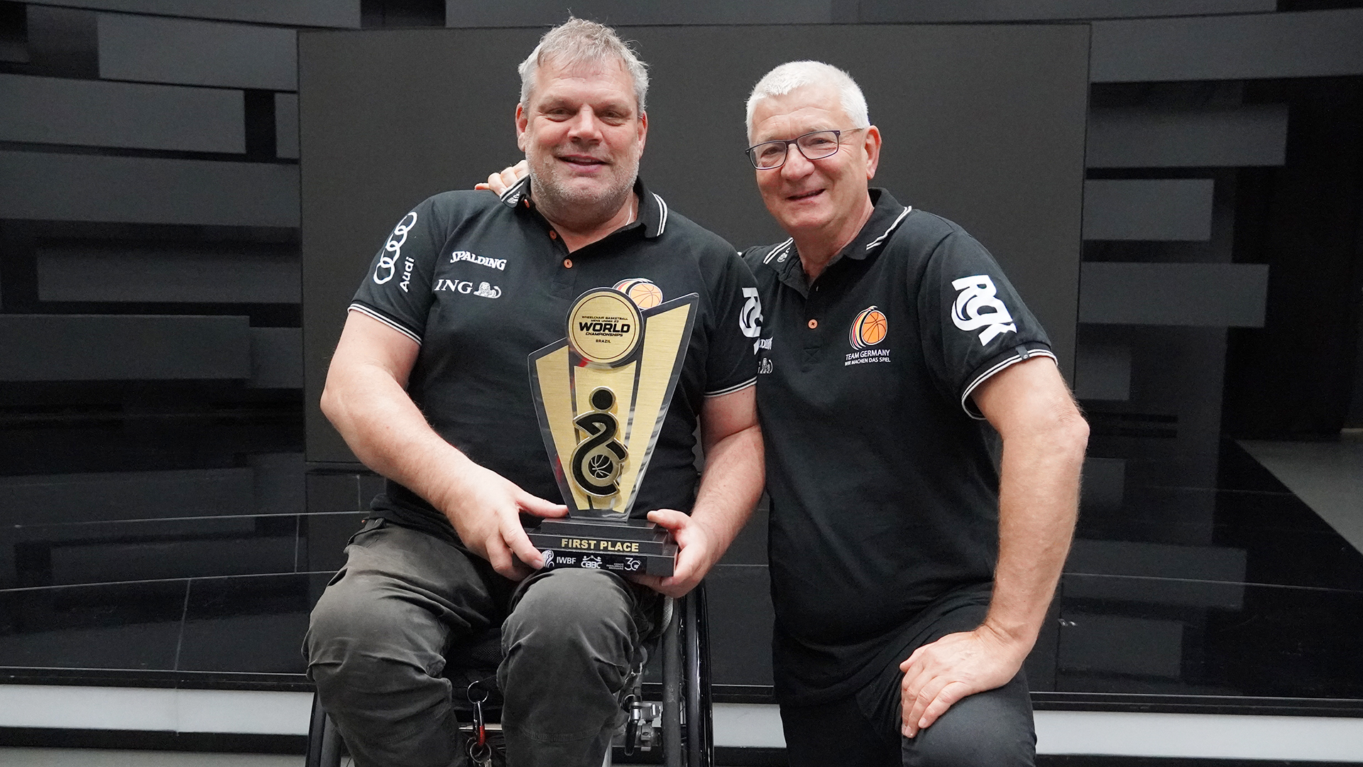 Günther Mayer und Peter Richarz mit dem WM-Pokal. | Foto: Privat