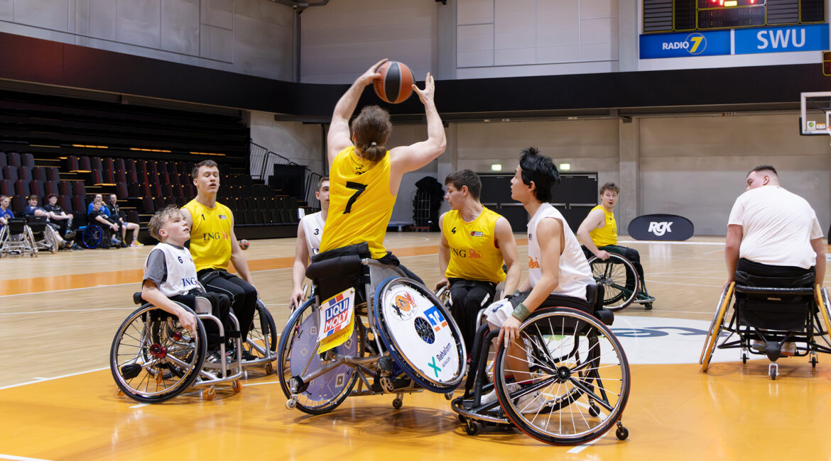 Rollstuhlbasketballer schnappt sich erfolgreich den Rebound. | Foto: Gregor Pleßmann