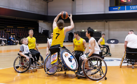 Rollstuhlbasketballer schnappt sich erfolgreich den Rebound. | Foto: Gregor Pleßmann