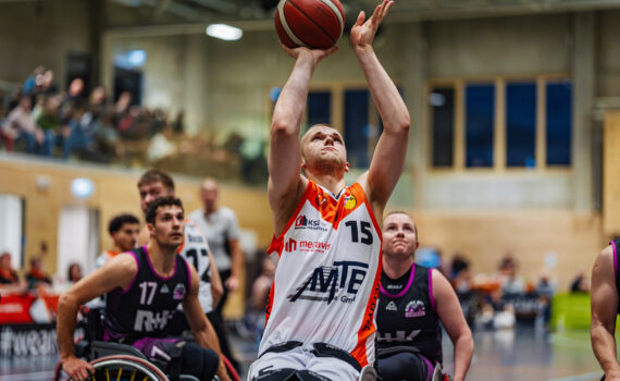 Hannover Jakob Krömer kann sich in dieser Szene gegen die Defense der Rhine River Rhinos durchsetzen. | Foto: Hannover United/ Philipp Sonnack