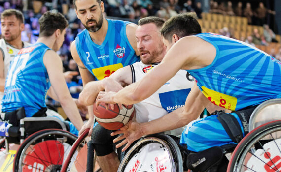 Jannik Blair (#6) umrahmt vom Bulls-Trio v.l. Arie Twigt, Vahid Gholomazad und Aliaksandr Halouski. | Foto: Armin Diekmann