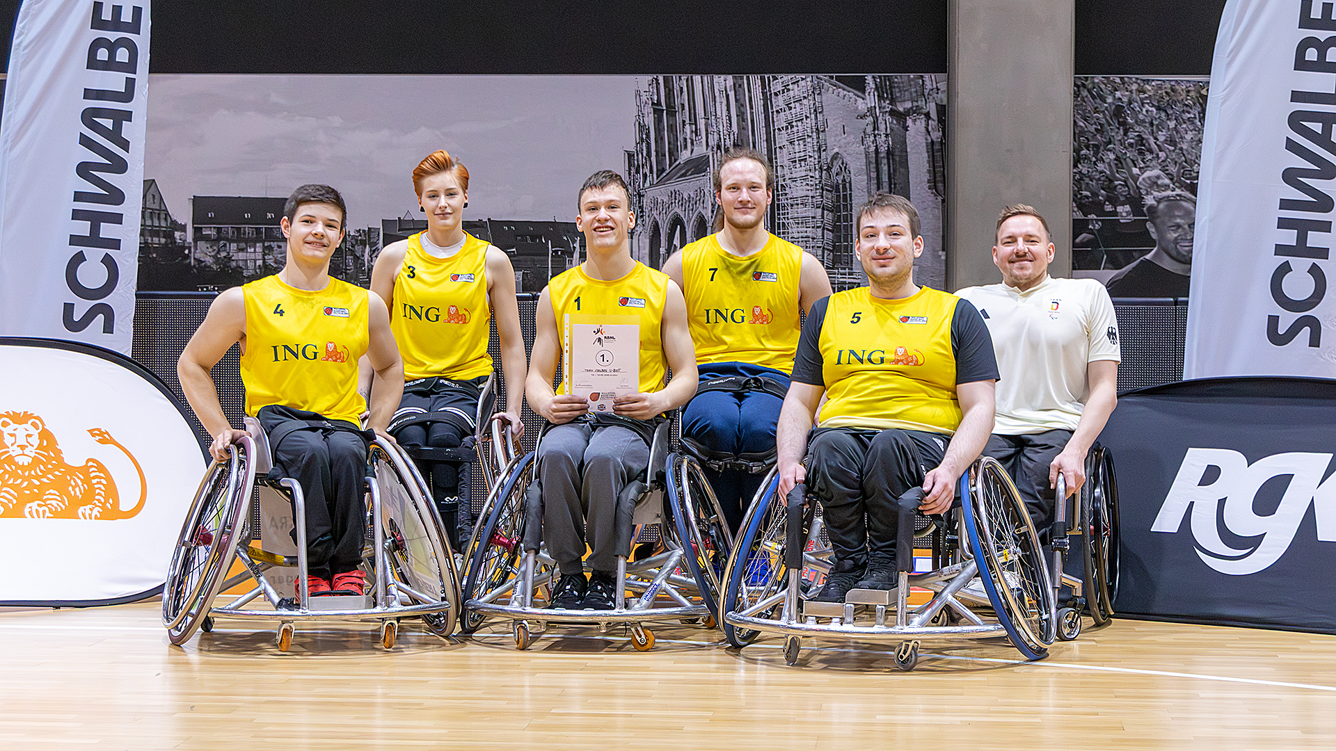 Team Gelbes U-Boot mit Trainer Jan Haller. | Foto: Gregor Pleßmann