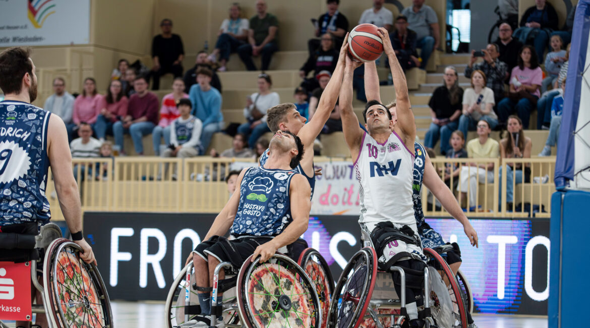 Mojtaba Kamali von den Rhine River Rhinos setzt sich hier im Spiel gegen den BBC Münsterland durch. | Foto: Ana Sasse