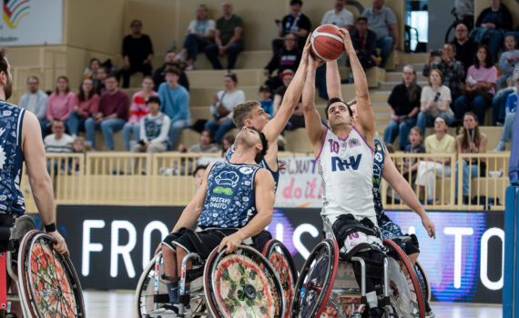 Mojtaba Kamali von den Rhine River Rhinos setzt sich hier im Spiel gegen den BBC Münsterland durch. | Foto: Ana Sasse