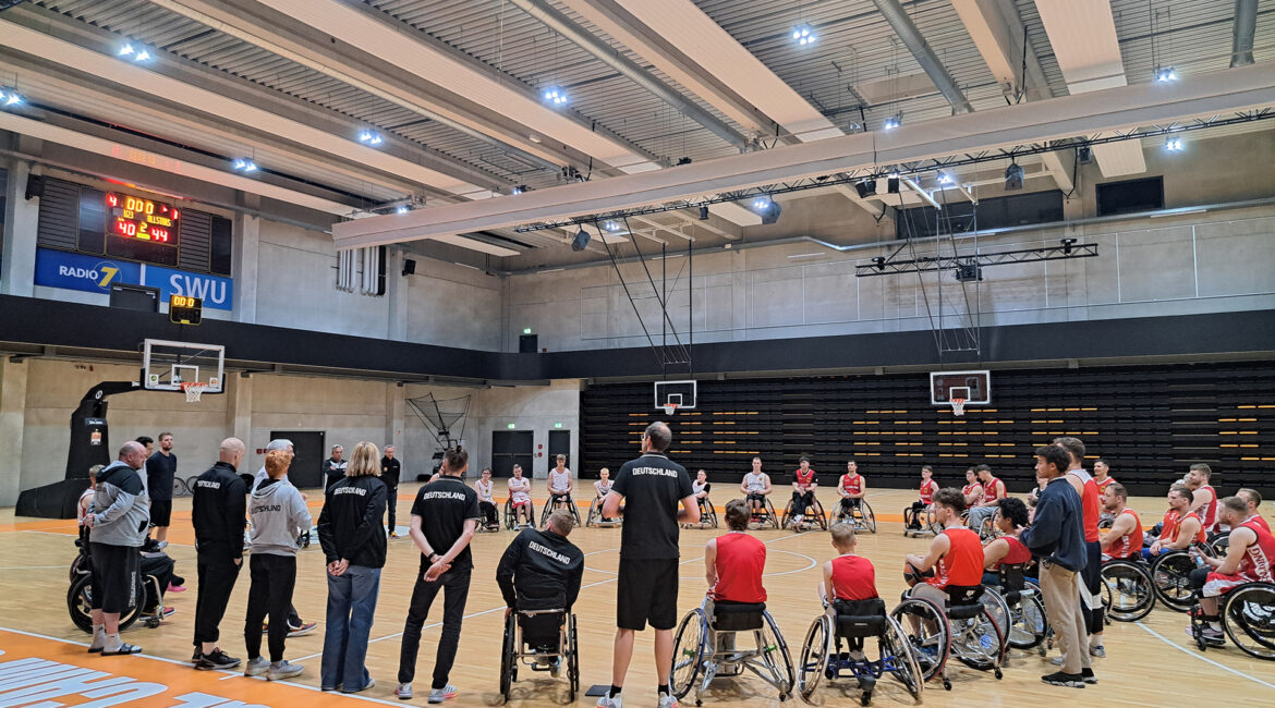 Eine große Gruppe von Pesonen stehen im Kreis beim Lehrgang in Ulm. | Foto: FB RBB