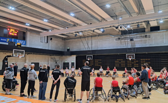 Eine große Gruppe von Pesonen stehen im Kreis beim Lehrgang in Ulm. | Foto: FB RBB