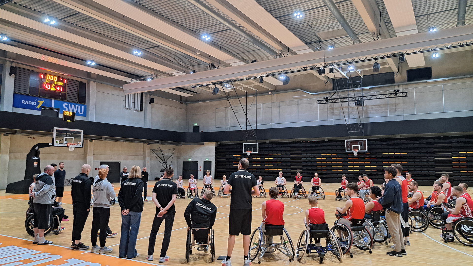 Eine große Gruppe von Pesonen stehen im Kreis beim Lehrgang in Ulm. | Foto: FB RBB