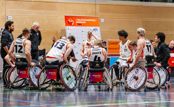 Die Spieler von Hannover United bei einer Auszeit. | Foto: Philipp Sonnack