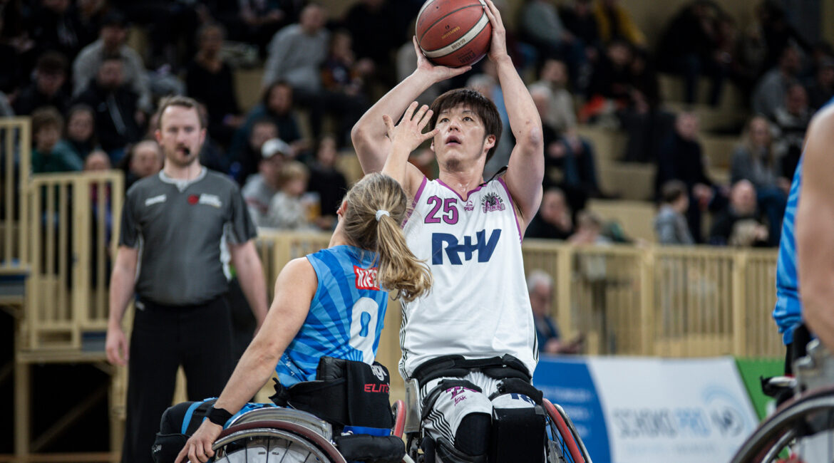 Junger Mann im Rollstuhl wirft bei einem Bundesligaspiel auf den Korb. | Foto: Ana Sasse