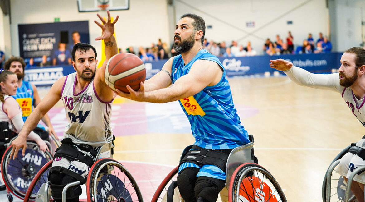 Vahid Azad wird beim Korbwurf von Wiesbadens Mojtaba Kamali bedrängt. | Foto: Franzi Möller